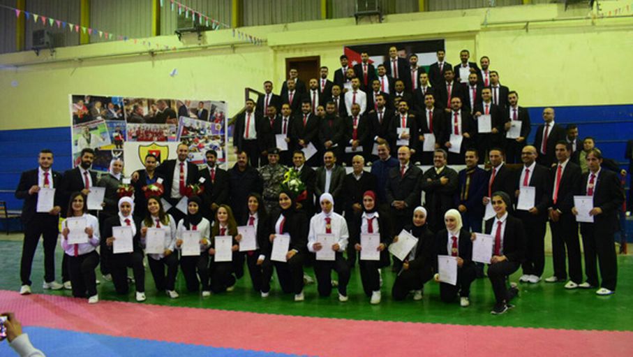 صورة تذكارية لحكام التايكواندو الذين شاركوا في الدورة التدريبية الأولى – (من المصدر).